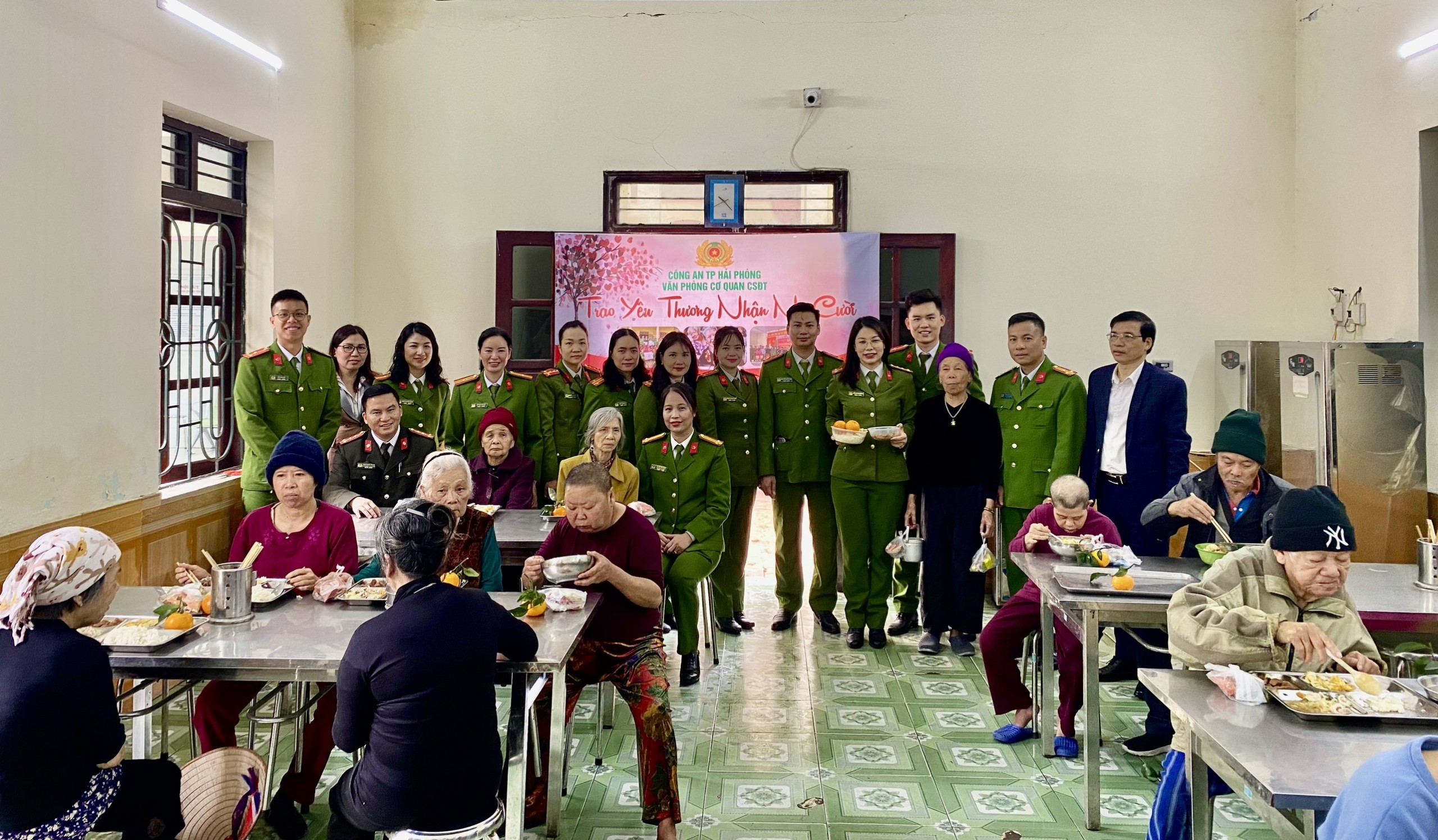 Văn phòng Cơ quan Cảnh sát điều tra: Tổ chức chương trình từ thiện “Trao yêu thương, nhận nụ cười” tặng 100 suất cơm